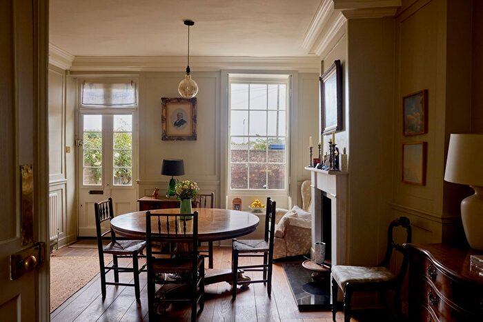 4 Bedroom Semi-Detached House For Sale In Kew Foot Road, London, TW9