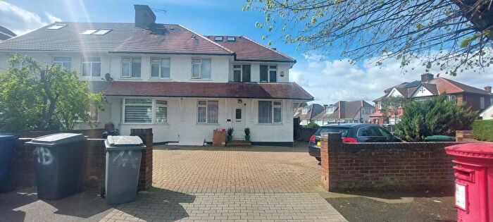 3 Bedroom Flat To Rent In Greenfield Gardens, London, Greater London, NW2