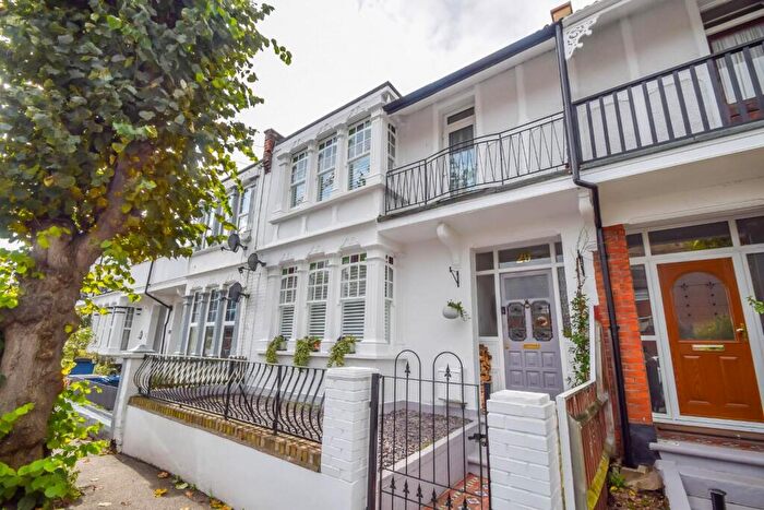 3 Bedroom Terraced House For Sale In Leighton Avenue, Leigh-On-Sea, SS9