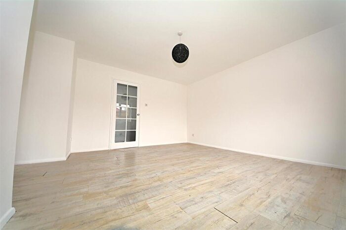 2 Bedroom Flat To Rent In Blackdown Close, East Finchley, N2