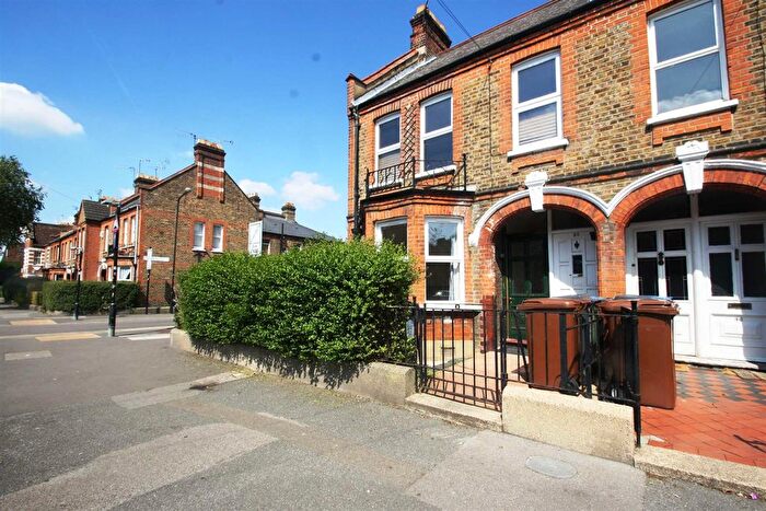 2 Bedroom Flat To Rent In Winns Avenue, Walthamstow, E17