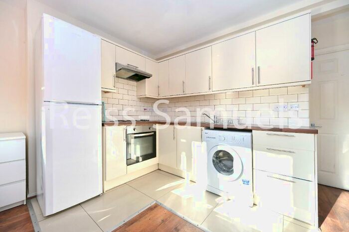 4 Bedroom Maisonette To Rent In Cooks Road, Kennington, Southwark, London, SE17