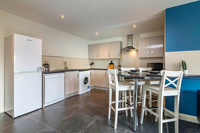 3 Bedroom Flat To Rent In Flat, Lord Tennyson House, Rasen Lane, LN1