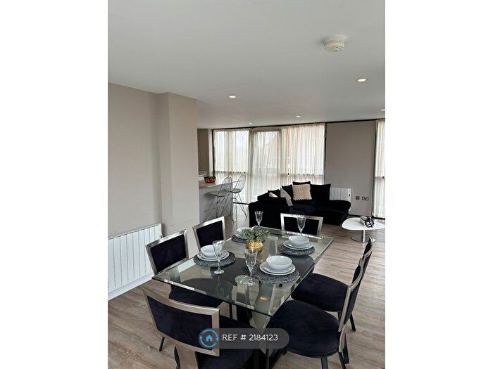 3 Bedroom Flat To Rent In Queens Dock Avenue, Hull, HU1