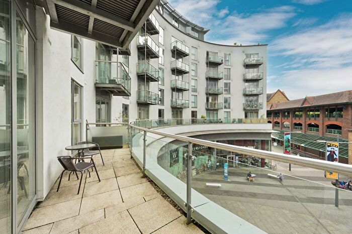 1 Bedroom Flat To Rent In The Heart, New Zealand Avenue, KT12