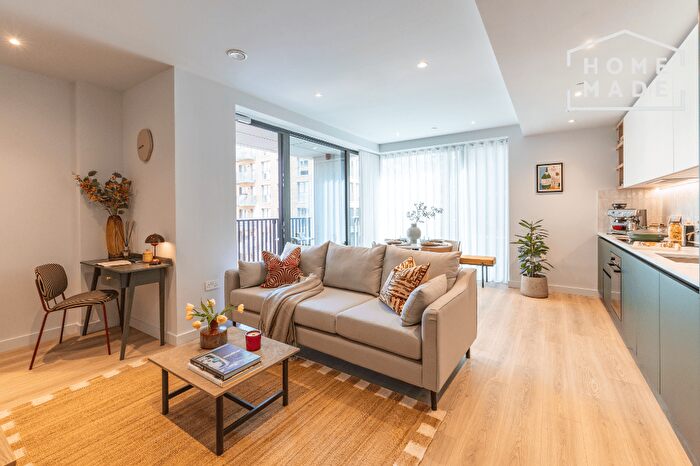 2 Bedroom Flat To Rent In The Maple, NW2