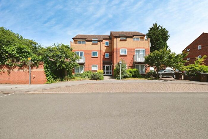 2 Bedroom Flat For Sale In Tonnelier Road, Nottingham, Nottinghamshire, NG7