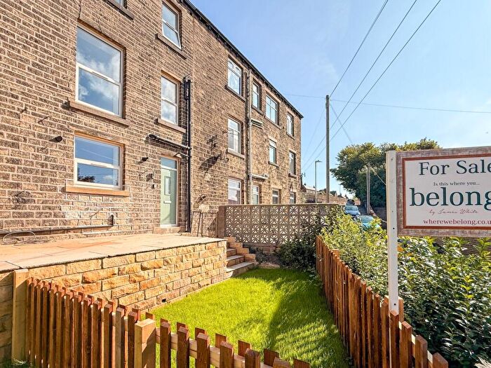 2 Bedroom Maisonette For Sale In Ray Gate, Mount, Huddersfield, HD3