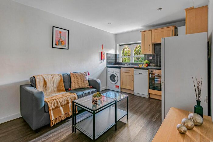 1 Bedroom Flat To Rent In Hyde Terrace, Leeds, LS2