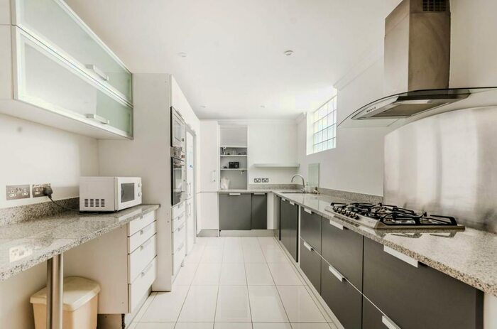 3 Bedroom Flat To Rent In Dorset Square, Marylebone, London, NW1