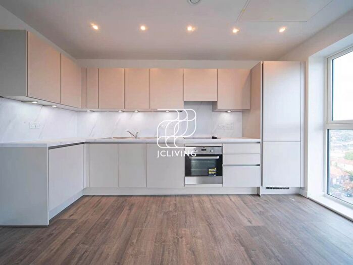 2 Bedroom Flat To Rent In East Acton Lane, London, W3