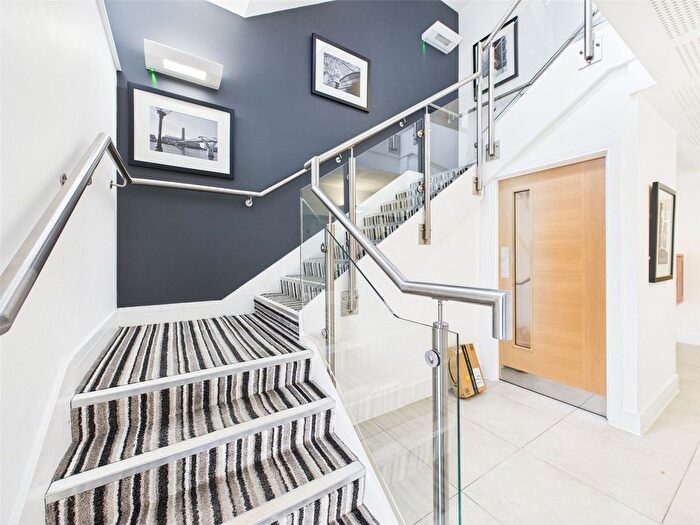 1 Bedroom Flat To Rent In Somerset Court, Teddington, TW11