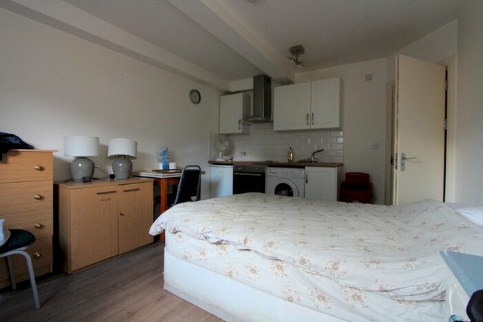 Studio To Rent In Cranfield Close, London, SE27