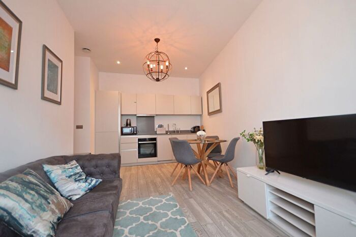 1 Bedroom Flat To Rent In Thames Street, Windsor, SL4