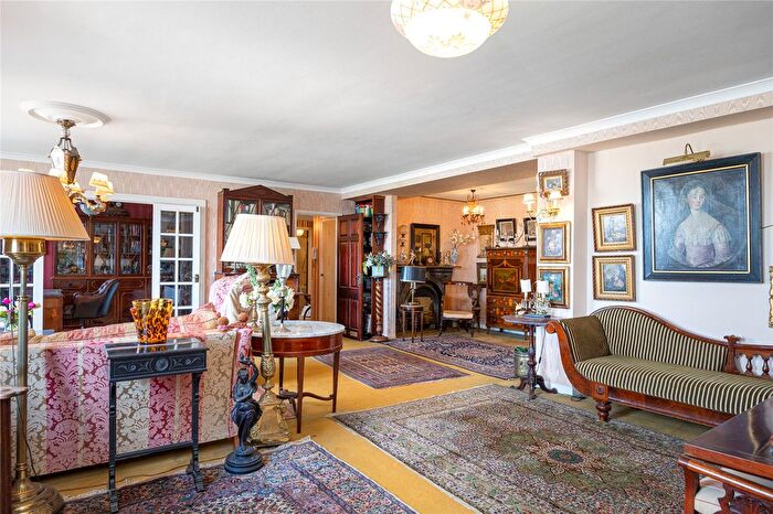 2 Bedroom Flat For Sale In Cheyne Walk, Chelsea, London, SW3