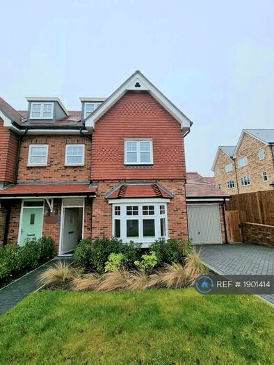 4 Bedroom Semi-Detached House To Rent In The Fairway (Hayne Avenue), Farnborough, GU51