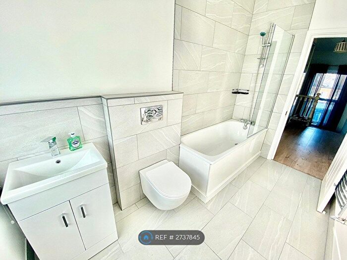 2 Bedroom Flat To Rent In Maclise Road, London, W14