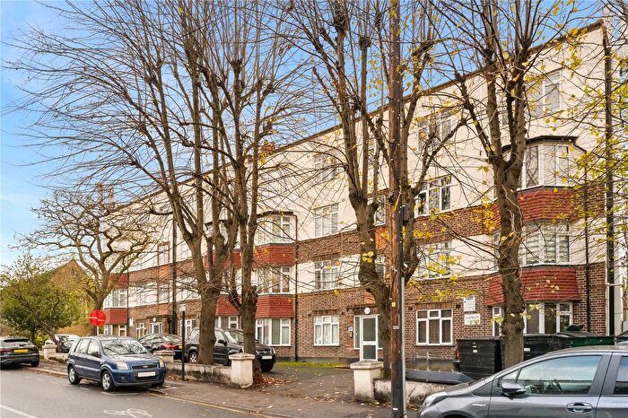 2 Bedroom Flat For Sale In Hainault Road, Leytonstone, London, E11