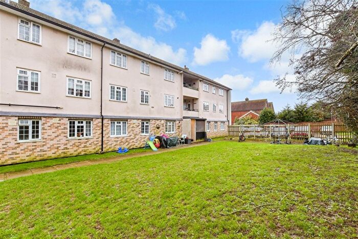 2 Bedroom Flat For Sale In Preston Manor Road, Tadworth, Surrey, KT20