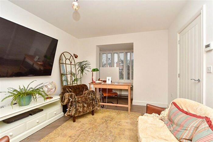 3 Bedroom Detached House For Sale In Round Top Close, Cliffe Woods, Rochester, Kent, ME3