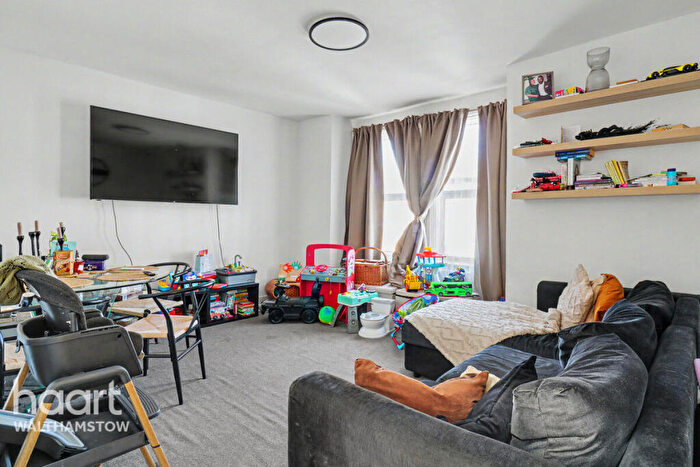 3 Bedroom Apartment For Sale In Haldan Road, Highams Park, E4