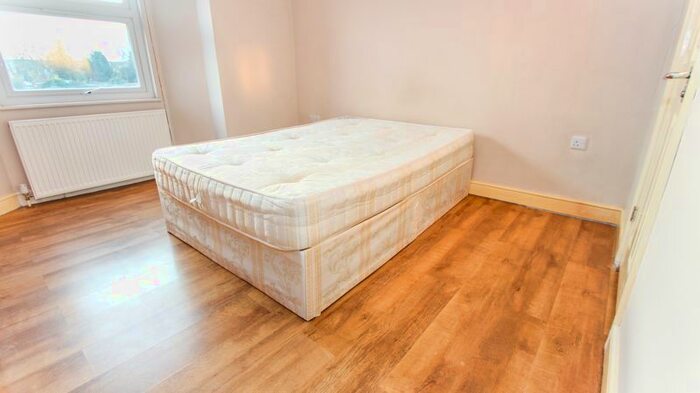 3 Bedroom Flat To Rent In Churchfield Avenue, London, N12