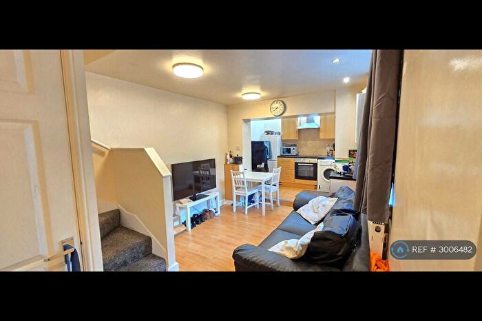 2 Bedroom Semi Detached House To Rent In Hanover Square, Leeds, LS3