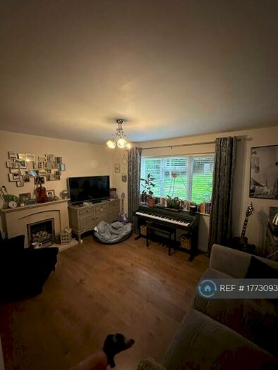 3 Bedroom Semi-Detached House To Rent In Eastry Avenue, Bromley, BR2