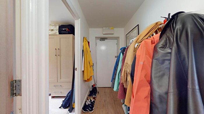 2 Bedroom Flat To Rent In Balham High Road, London, SW17