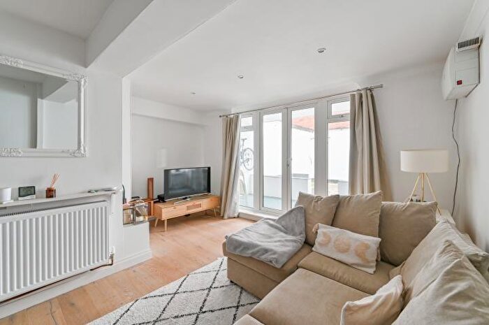 2 Bedroom Flat For Sale In Ashbourne Road, Mitcham, Surrey, CR4
