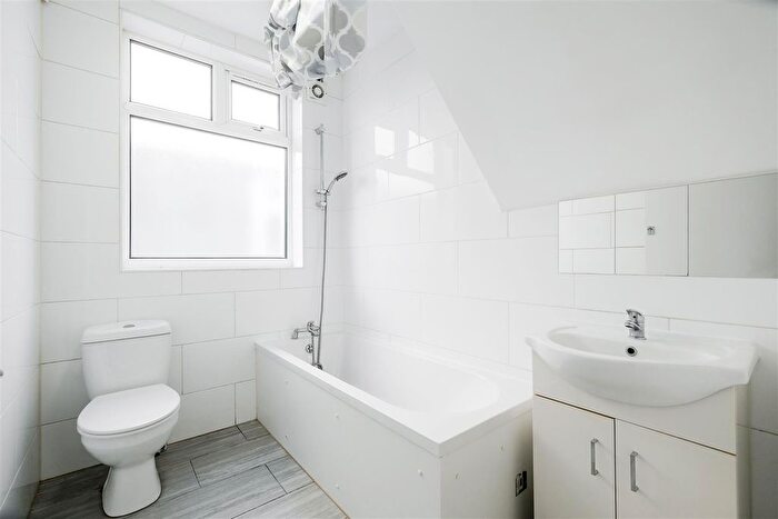 2 Bedroom Flat To Rent In Lechmere Avenue, Woodford Green, IG8