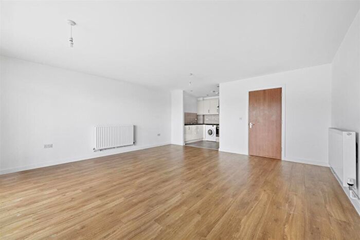 1 Bedroom Flat For Sale In De Pass Gardens, Barking, IG11