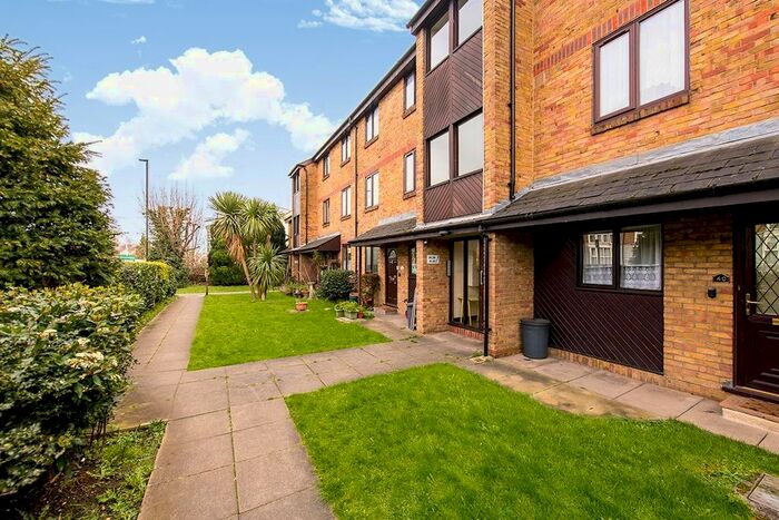 2 Bedroom Flat To Rent In St. Stephens Road, Hounslow, TW3