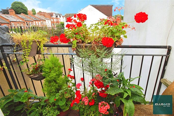 2 Bedroom Flat For Sale In Finchley Road, Childs Hill, NW2