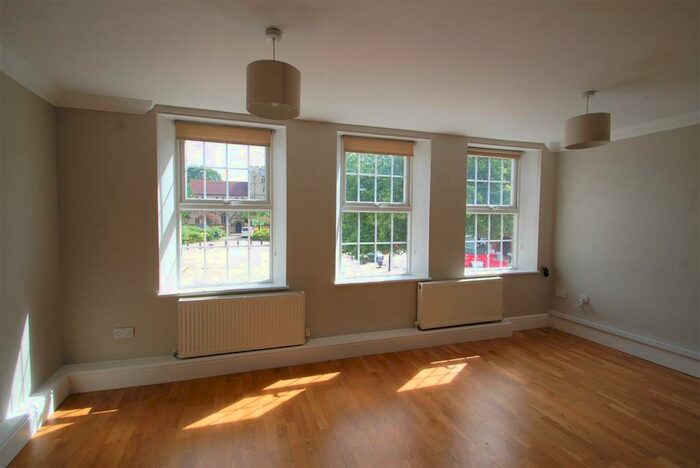 2 Bedroom Maisonette To Rent In The Square, Petersfield., GU32