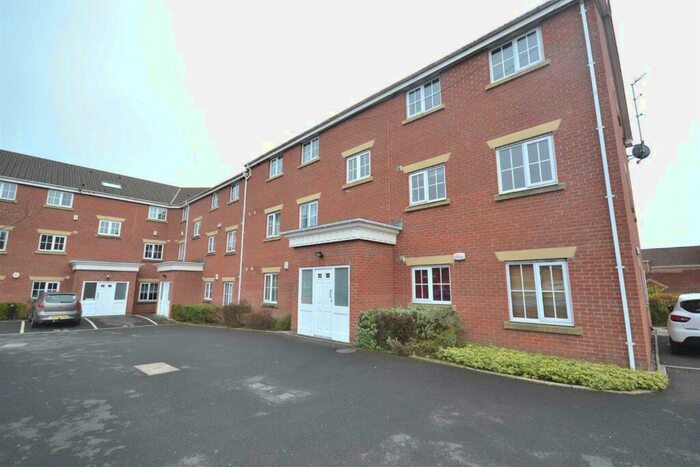 2 Bedroom Apartment To Rent In Dingle Close, Radcliffe, M26