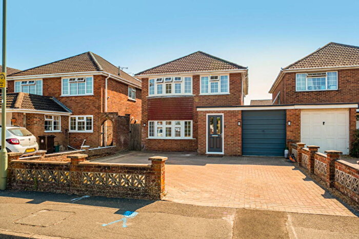 3 Bedroom Link Detached House For Sale In Cumberland Avenue, Basingstoke, RG22