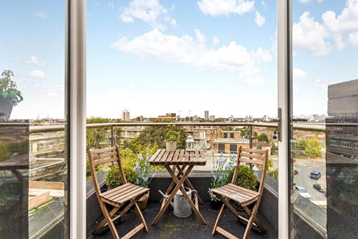 1 Bedroom Apartment For Sale In Ashley Crescent, Lavender Hill, London, SW11