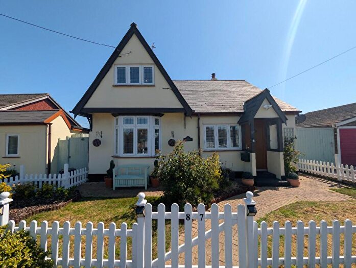 4 Bedroom Detached House For Sale In May Avenue, Canvey Island, SS8