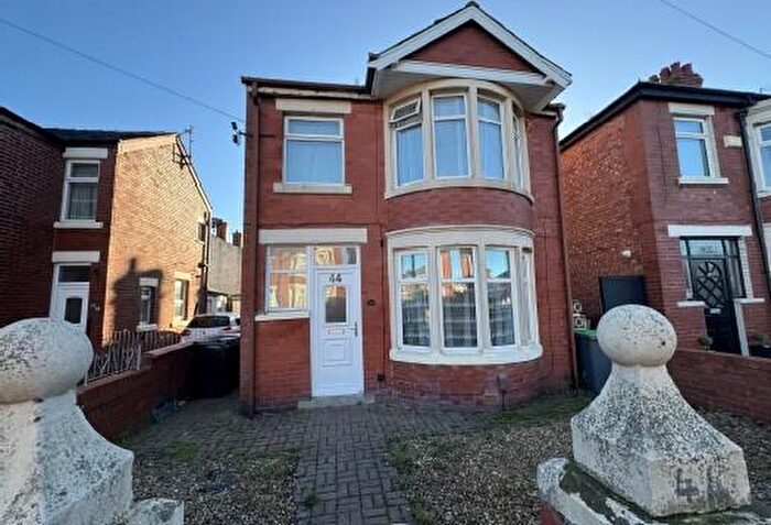 3 Bedroom Detached House For Sale In Chislehurst Avenue, Blackpool, Lancashire, FY4