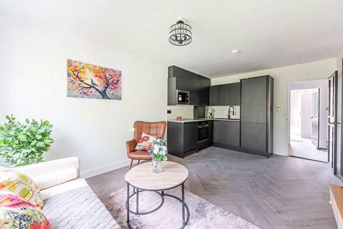 3 Bedroom Flat For Sale In Hale Lane, Mill Hill, London, NW7