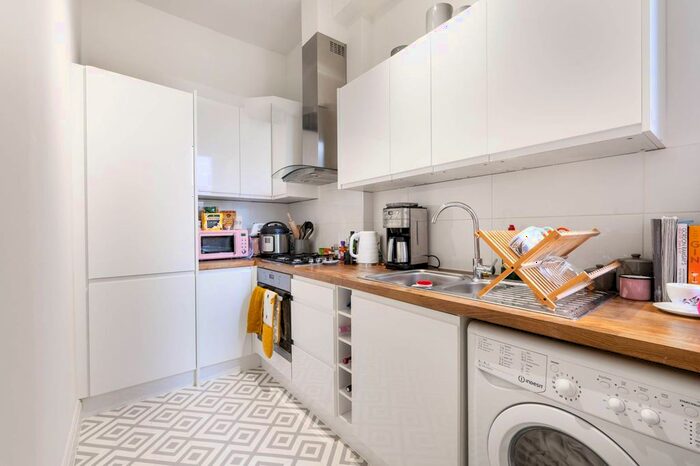 2 Bedroom Flat To Rent In Holland Park Avenue, Holland Park, London, W11