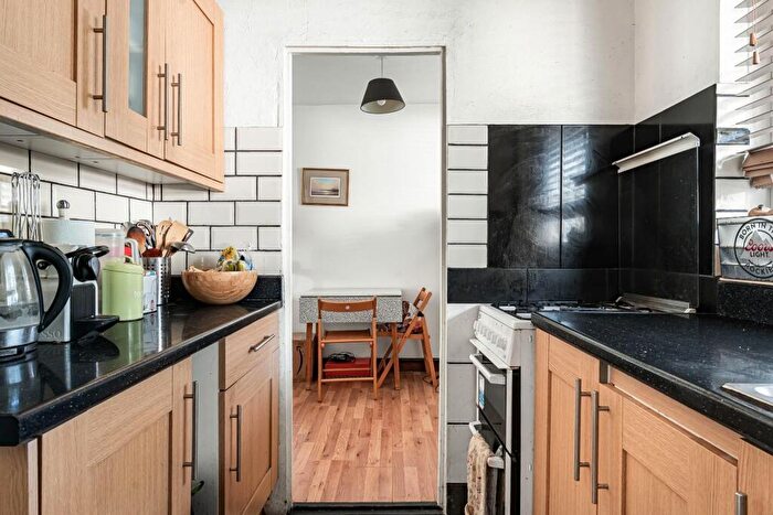 2 Bedroom Flat For Sale In Flaxman Road, London, SE5