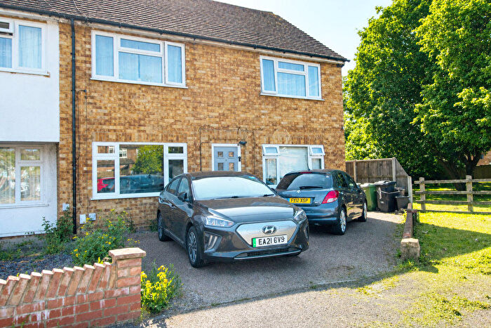 2 Bedroom Maisonette For Sale In Clifton Close, Cheshunt, EN8