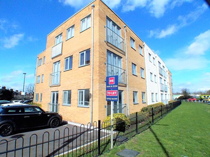 2 Bedroom Flat To Rent In Golden Jubilee Way, Wickford, SS12