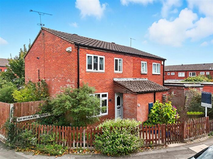 3 Bedroom Semi-Detached House For Sale In Dewgrass Grove, Waltham Cross, EN8