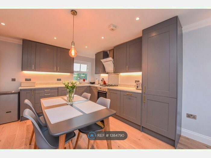 2 Bedroom Flat To Rent In Claremont Avenue, Woking, GU22