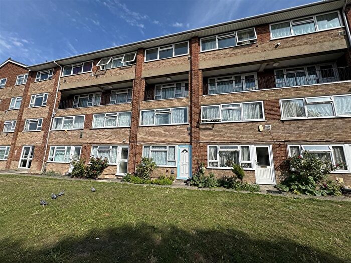 2 Bedroom Flat To Rent In Travellers Way, Hounslow, TW4