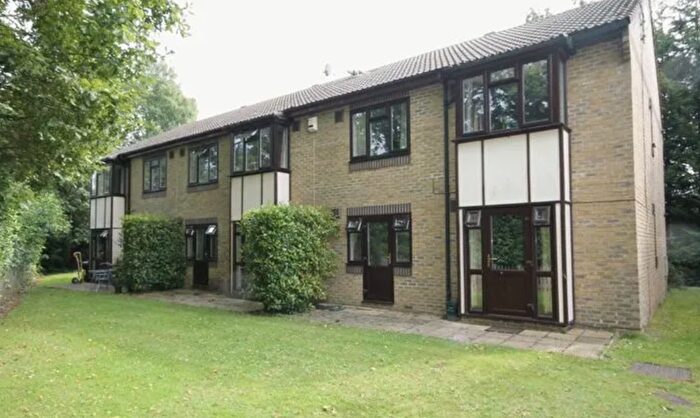 2 Bedroom Flat To Rent In Buffers Lane, Leatherhead, KT22