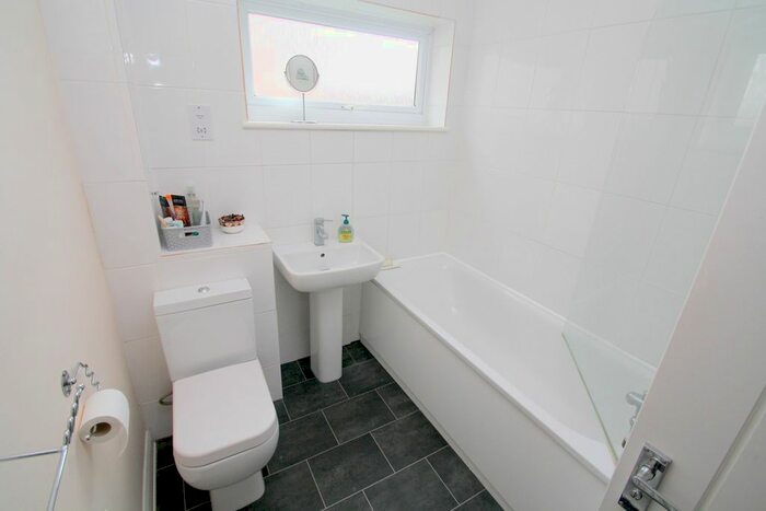 1 Bedroom Flat To Rent In Avondale Avenue, Staines-Upon-Thames, TW18